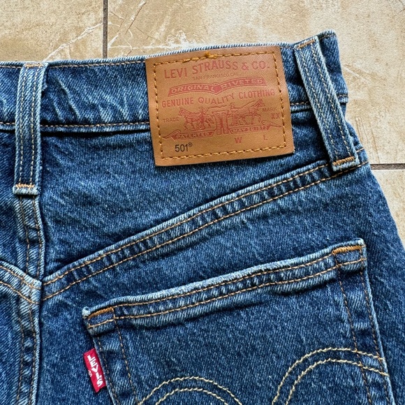 Levi’s 501 High Rise Shorts - Medium Wash - Picture 7 of 7